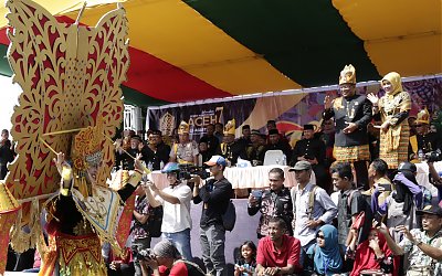 Aminullah Lepas Pawai Budaya PKA di Blang Padang