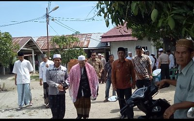 Lautan Masyarakat Menghadiri Shalat Jenazah Ibunda Ulama Kharismatik Aceh Abu Tanjong Bungong