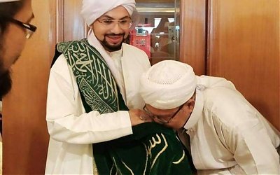 Al-Mursyid Abu MUDI Bertabaruk dengan Kelambu Maqbarah Rasulullah
