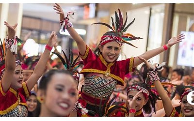 Ribuan Penari Menampilkan Atraksi Khasnya di Indonesia Menari Tahun Ini