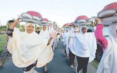 Mengawal dan Merawat Ukhuwah di Bali dengan Tradisi Ngejot