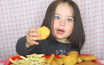 Gemas! Gadis Cilik Bermata Indah Ini Jadi Sorotan Karena Mukbang Nugget