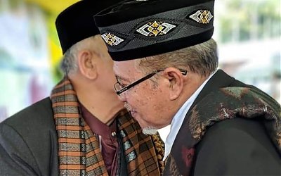 Keberkahan Mencium Tangan dan Berpelukan