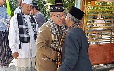 Mengintip Senyuman Kebahagiaan dan Ketakdhiman Dua Ulama Kharismatik Aceh