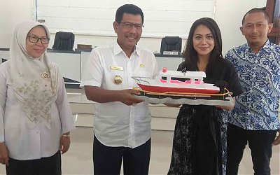 Bupati Kayong Utara Terima Bantuan Speedboat Untuk AMbulance Kesehatan