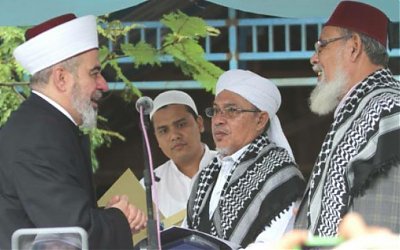 Meneladani Karakter Ulama