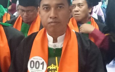 Senyum Bahagia di Bukit Peradaban dan Menguak Hikmah di Balik Nomor Urut 01 Wisuda
