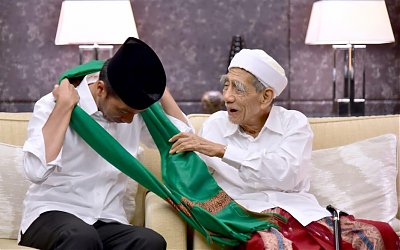 Jokowi Kenang Pemberian Sorban Mbah Moen