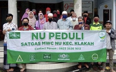 Satgas NU Klakah Bagikan Sembako dan Imbau Warga Tidak Keluar Rumah