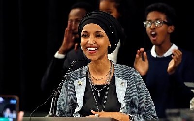Ilhan Omar Muslimah Pertama dalam Sejarah Gunakan Hijab di Kongres AS