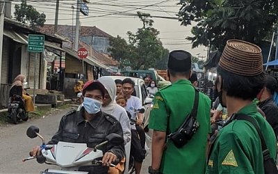 Kisah Kepedulian Ansor-Banser Sukaluyu Cianjur Bagikan Bingkisan