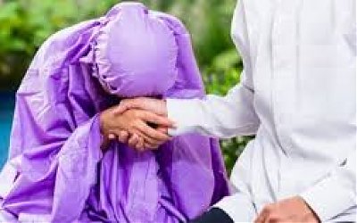 Berjabat Tangan Sambil Menyentuh Pipi