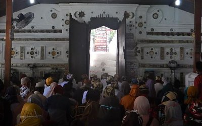 Menziarahi Makam Wali adalah Amalan Para Wali