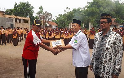Melalui LAZISNU, MA Mambaul Ulum Corogo Serahkan Donasi untuk Sulteng