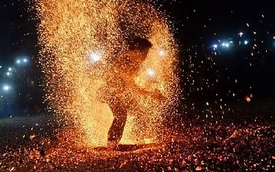 Kisah Situkang Pande Besi tidak Bisa Terbakar Api