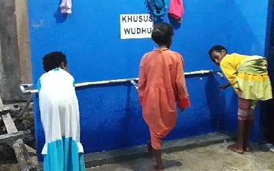 Santri Goes To Papua: Mengapa Anak Suku Kokoda Papua Sulit Memakai Sandal?