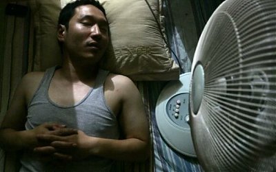 Sering Tidur dengan Kipas Angin Hidup, Berbahayakah?