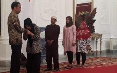 Siti Aisyah Dua Kali Cium Tangan Jokowi, Lalu Ucapkan Terima Kasih