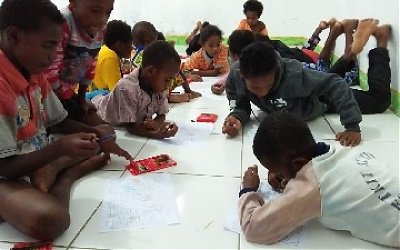 Santri Goes To Papua: Simak Inisiasi Taman Baca Masyarakat untuk Berantas Buta Huruf Suku Kokoda