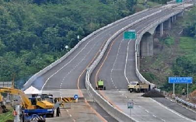 Jokowi: Pihak Swasta yang Berani Bangun Tol di Sumatera, Saya Kasihkan