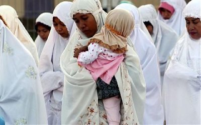 Shalat Menggendong Anak Yang Pakai Pampers