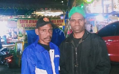 Demi Memondokkan Anak, Kedua Bapak dari Suku Kokoda Rela Ke Jawa Hampir Sebulan