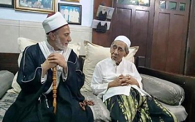 Syeikh Yusri Mesir: Kiai Maimun Zubair adalah Waliyullah Besar di Indonesia