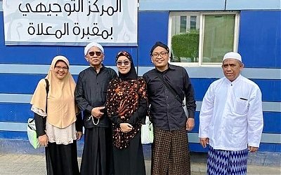 Gus Mus Ziarah ke Mbah Maimun
