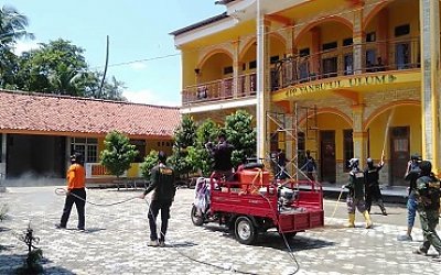 Cegah Corona, Pesantren Yanbu'ul Ulum Lakukan Semprot Desinfektan