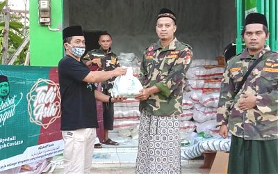 Peduli Terhadap Dampak Covid-19, Gus Yaqut Serahkan Bantuan APD dan Sembako untuk Warga