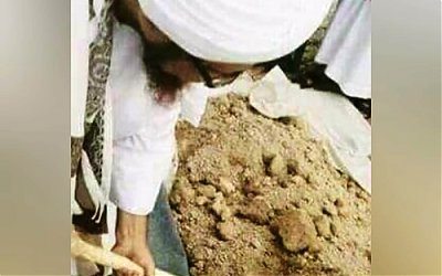 Suara Tangisan Ibunda Habib Umar bin Hafidz yang Sedang Bersujud