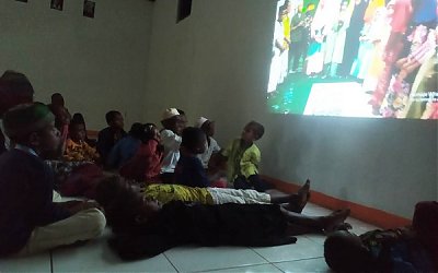 Usai Acara Isra’ Mikraj, Santri Madin Al-Ibriz Iru Nigeiyah Nonton Layar Lebar