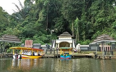 Safari Religi dan Bertawassul di Makam Syekh Panjalu, Ciamis