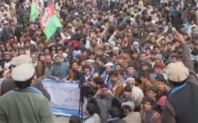 Pakai Kaki Palsu, Warga Afghanistan Ikut Demo Mengutuk AS