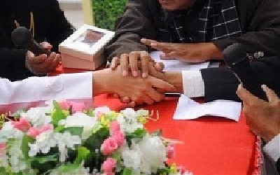 Bagaimana Hukumnya ﻿Mewakilkan Wali Nikah Lewat Telepon ?
