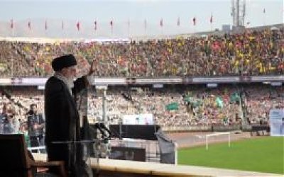 Di Depan Ratusan Ribu Relawan, Ali Khamenei Bersumpah AS Tak Bisa Kalahkan Iran