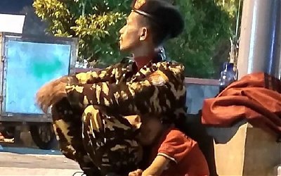 Anggota Banser ini Jaga Pengajian Habib Luthfi Sambil Memangku Anaknya