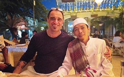 Dipandu Ustadz Muda NU, Warga New Zealand Ini Bersyahadat di Kafe