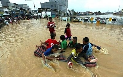 Ini Bahayanya Jika Anak Kecil Bermain Air Banjir
