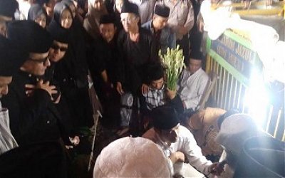 Cerita Seorang Tim Ambulance Mengenai Jenazah Istri Gus Miek yang Wangi