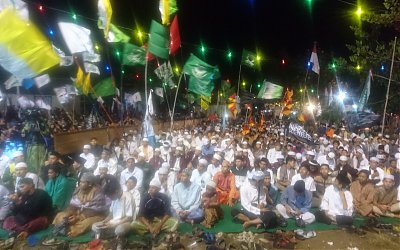 Ribuan Umat Islam Pontianak Isi Malam Pergantian Tahun dengan Sholawat bersama Habib Thoha Bin Husai