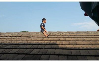 Gara-gara Takut Disunat, Bocah Ini Nekat Naik ke Atap Rumah, Baru Luluh saat Gurunya Diminta Datang