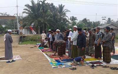 Tak Kunjung Turun Hujan, Warga Desa Madu Sari Laksanakan Sholat Istisqo;