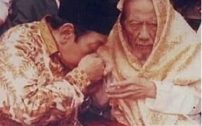 Bukti Kewalian Gus Dur Saat Kunjungi Syekh Yasin Al Fadani