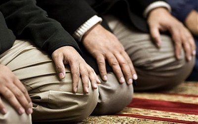 Hasil Riset Buktikan Inilah Keistimewaan Duduk di Antara 2 Sujud