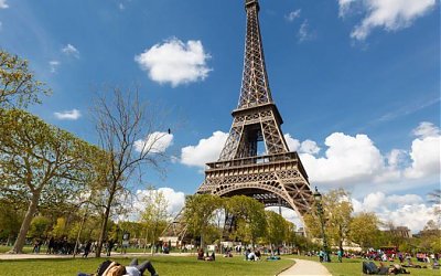 Seorang Pria Nekat Memanjat Menara Eiffel
