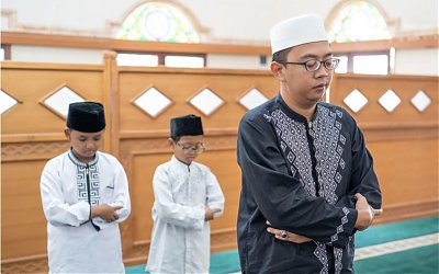 Jika Ingin Bermakmum, Menepuk Pundak Imam atau Mengeraskan Takbir?