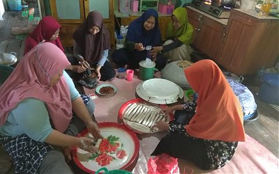 Usir Kebosanan, Mahasiswa KKL 49 IAIN Pontianak Buat Kuliner Temet Khas Kapuas Hulu