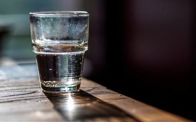 Gelas Bekas Minum Pengemis Tua yang Diperebutkan