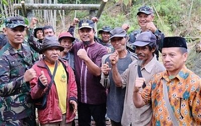 Kisah Heroik Kakek Samsul Kikis Gunung Sendirian Demi Jalan Desa